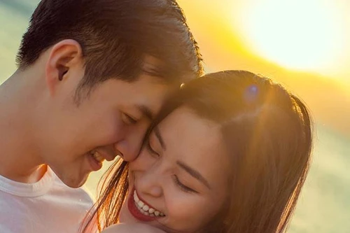 [ẢNH] Ông Cao Thắng cầu hôn Đông Nhi sau 10 năm bên nhau