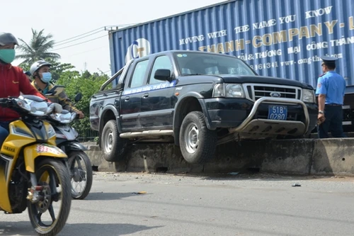 Ô tô Thanh tra Giao thông bị ô tô 16 chỗ húc văng