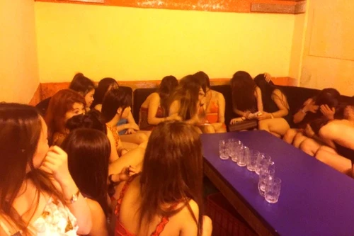 Bất ngờ bị kiểm tra, tiếp viên mặc bikini chạy tán loạn trong nhà hàng