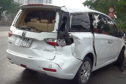 4 người may mắn thoát chết trong ô tô bị húc văng