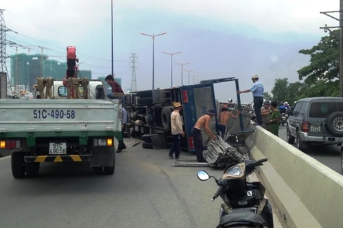 Xe tải lật nhào, cầu Sài Gòn tê liệt ​