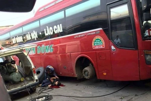 Bơm lốp xe bị nổ, 1 công nhân bị thương nặng