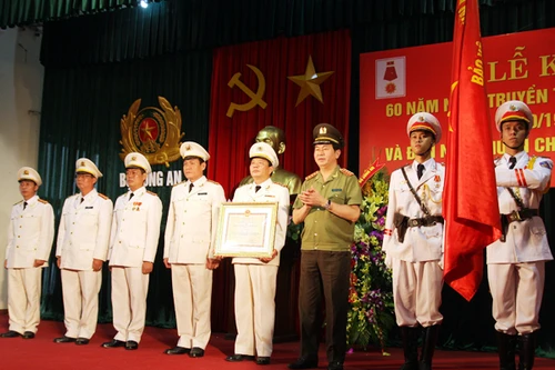 Lực lượng Ngoại tuyến nhận Huân chương Bảo vệ Tổ quốc hạng Ba