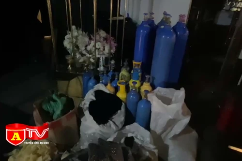 Thu giữ số lượng lớn bình khí cười trong quán bar