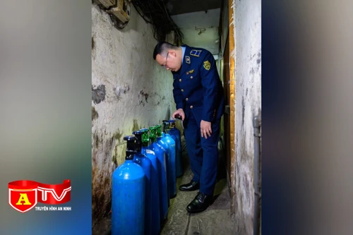 Nam thanh niên tập kết kho bóng cười, bán lẻ cho khách kiếm lời