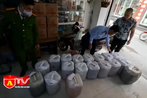 Tạm giữ hàng trăm lít rượu thủ công không rõ nguồn gốc xuất xứ