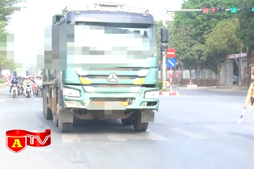 Lực lượng Cảnh sát giao thông Hà Nội tăng cường xử lý xe quá tải