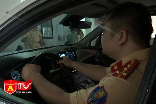 Lực lượng CSGT hỗ trợ giải quyết tình trạng ùn tắc đăng kiểm, chứ không làm thay