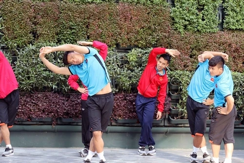 [ẢNH] ĐT Việt Nam tập nhẹ ở khách sạn, lấy lại sức sau chuyến bay dài