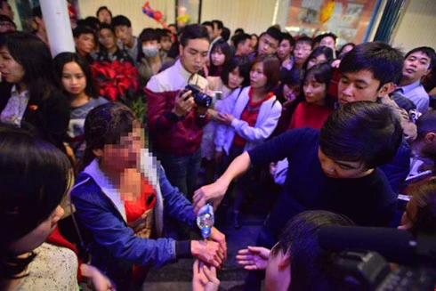 Nổ 2 quả bóng bay trong đêm Noel, 1 phụ nữ bị thương nhẹ