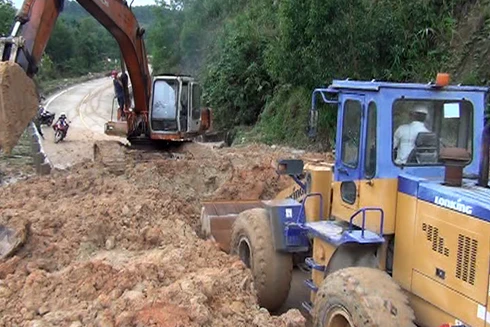 Khắc phục các tuyến đường hư hỏng sau mưa lũ 