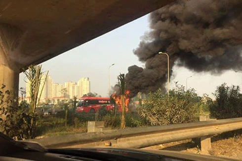 Hà Nội: Xe khách đang chạy bất ngờ bốc cháy dữ dội 