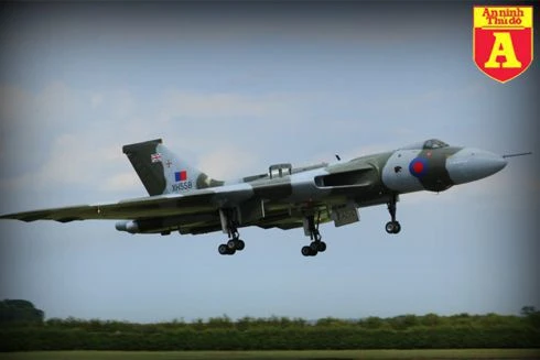 [Infographic] Avro Vulcan - Quái vật ném bom một thời của Vương quốc Anh