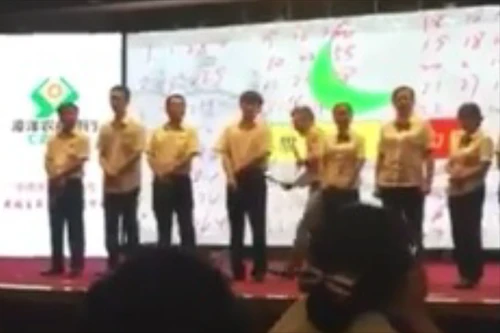 Sốc: Loạt nhân viên ngân hàng bị… tét mông, cắt tóc trước đám đông