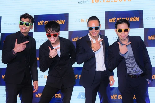 Thái Hòa và 3 chàng "vệ sĩ Sài Gòn" bất ngờ xuất hiện tại Hà Nội