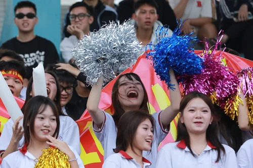 Những cổ động viên tuyệt vời trên khán đài vòng 1/8