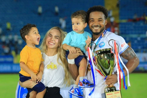 Rafaelson ăn mừng Siêu cúp quốc gia bên vợ con