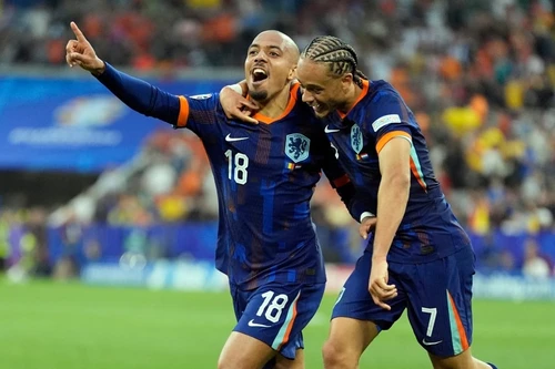'Lốc da cam' Hà Lan vào tứ kết EURO sau 16 năm chờ đợi