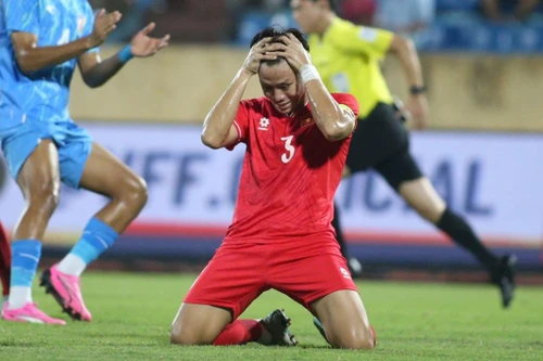 Quế Ngọc Hải trở thành 'thảm họa' khi đeo băng đội trưởng ĐT Việt Nam