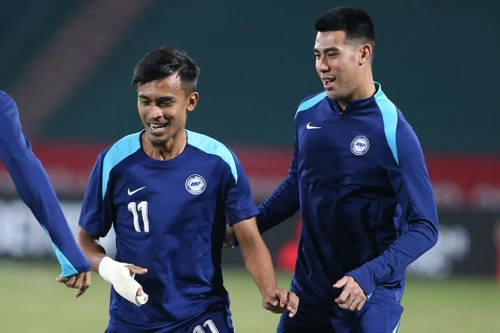 Hậu vệ Singapore phải bó bột vì va chạm với Nguyễn Xuân Son