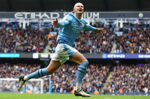 Haaland ghi 2 bàn đưa Man City lên đầu bảng