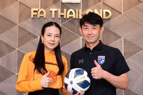 Madam Pang và LĐBĐ Thái Lan trọng thưởng HLV người Nhật