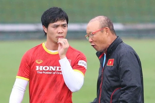 HLV Park Hang-seo tái ngộ Công Phượng ở Bình Phước