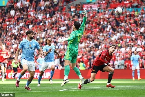 Sai lầm ngớ ngẩn của hàng thủ Man City ở chung kết FA Cup