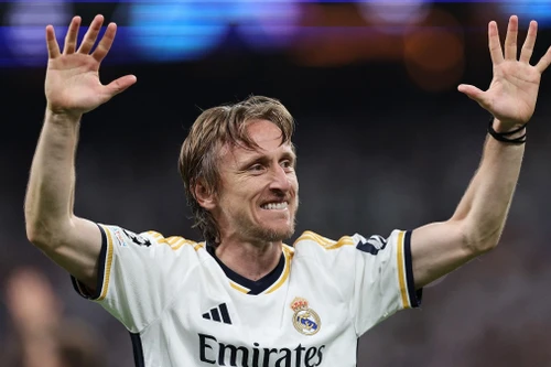 HLV Hoàng Anh Tuấn muốn mua Modric: Đúng là 'độc lạ' Bình Dương