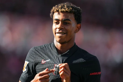 Yamal đi vào lịch sử, Barca ra quân thất bại ở Champions League