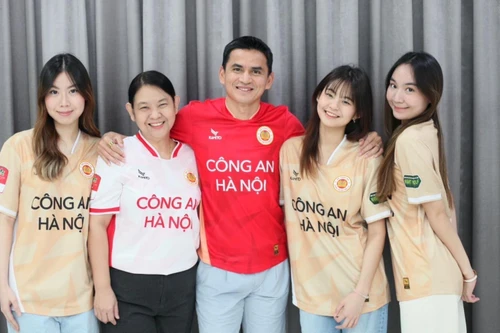 HLV Kiatisak có hành động bất ngờ với Công an Hà Nội FC khi trở về Thái Lan
