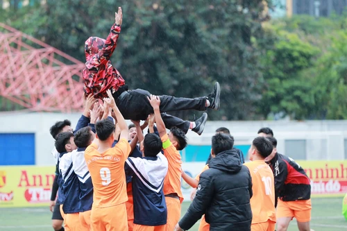 Trường Phùng Khắc Khoan nghẹt thở hạ "ngựa ô" Tây Hồ