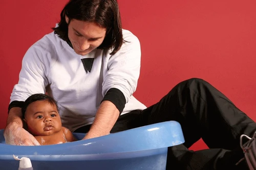 Vì sao Messi tắm cho Yamal mà không phải ai khác?