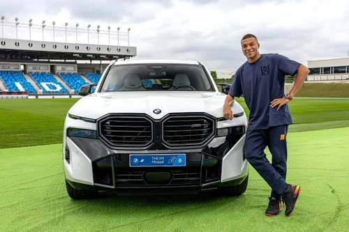Mbappe được tặng siêu xe ở Madrid