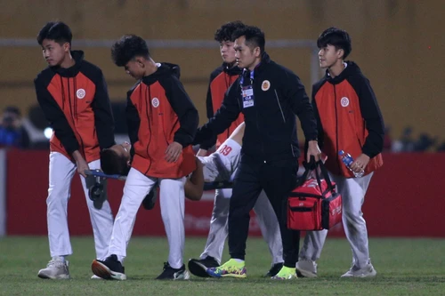 Trung vệ CLB Công an Hà Nội phải nhập viện vì chấn thương