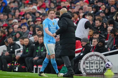 De Bruyne nổi cáu với HLV Pep Guardiola vì bị thay ra sớm