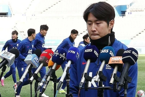 Lee Kang-in cúi gập người xin lỗi sau vụ 'hỗn hào' với Son Heung-min