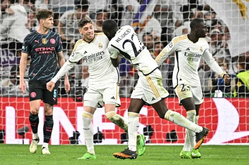 Real Madrid và Man City rượt đuổi kịch tính trong cơn mưa bàn thắng