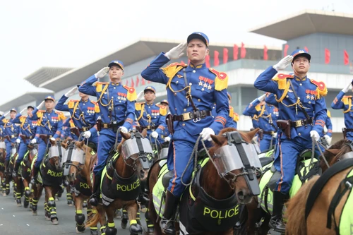Xem lực lượng Kỵ binh oai vệ diễu hành nhân Ngày truyền thống Cảnh sát cơ động