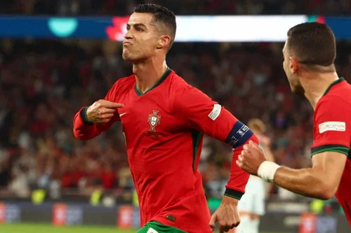 Ronaldo vào sân từ ghế dự bị cứu ĐT Bồ Đào Nha