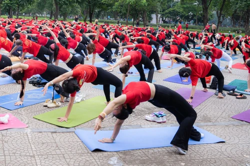 Hơn 2.000 người đồng diễn ở Hà Nội mừng Ngày Quốc tế Yoga lần thứ 10
