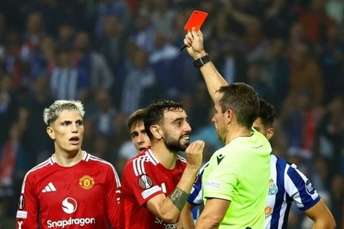 Bruno Fernandes lĩnh thẻ đỏ 2 trận liên tiếp