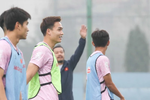 Vừa cắt chỉ, Bùi Hoàng Việt Anh đã ra sân tập cùng ĐT Việt Nam
