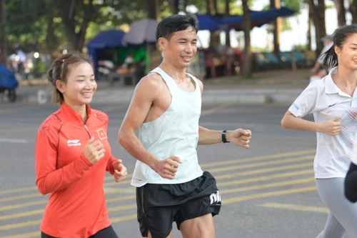 Nguyễn Thị Oanh và dàn sao điền kinh căng mình luyện tập cho Tiền Phong Marathon 2024