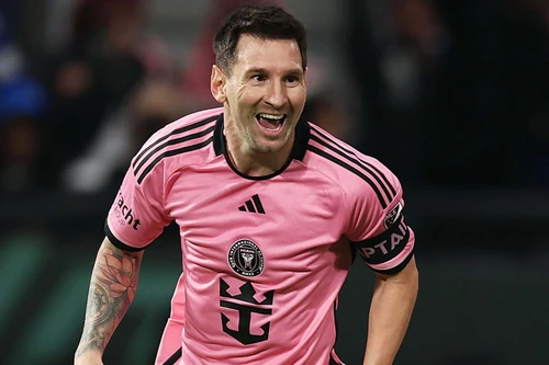 Messi ghi bàn trước ngày chạm trán Ronaldo