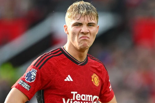 Nội bộ MU 'nát như tương': Không ai muốn chuyền bóng cho Hojlund