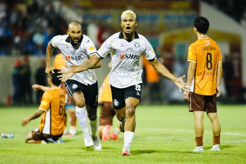 Bị chia điểm, HAGL vẫn dẫn đầu V-League 2024/25