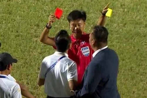 HLV Quảng Nam nhận thẻ đỏ, kêu gọi cầu thủ bỏ trận ở V-League