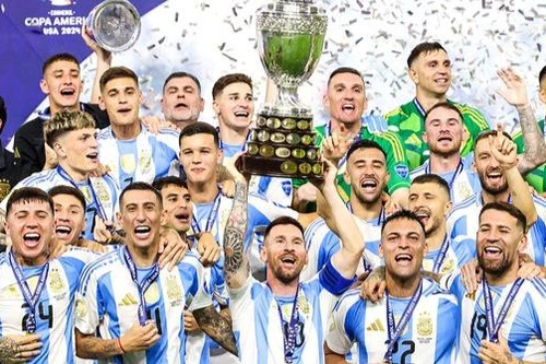 Không ai sánh kịp Messi về danh hiệu trong lịch sử bóng đá