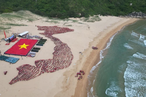 3.200 người xếp hình bản đồ Việt Nam thiêng liêng tại Bãi Môn - Mũi Điện